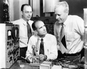John Bardeen, William Shockley und Walter Brattain (von links nach rechts). 