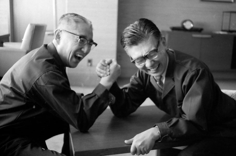 Akio Morita (links) und sein Freund Masaru Ibuka
