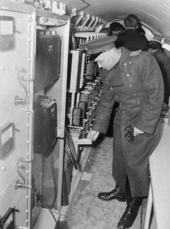 Sowjetischer Offizier im östlichen Bereich des Spionagetunnels (Foto Bundesarchiv, Bild 183-37695-0003 / Junge, Peter Heinz / CC-BY-SA 3.0)