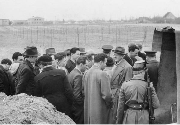 Besucher am Tunnel; am Horizont sind die CIA-Gebäude zu erkennen (Foto Bundesarchiv, Bild 183-37695-0039 / CC-BY-SA 3.0)