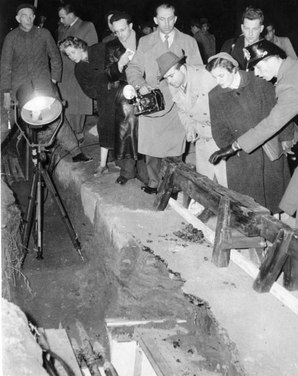 Pressevertreter besichtigen die freigelegte Anzapf-Stelle an der Schönefelder Chaussee (Foto Bundesarchiv, Bild 183-37695-0020 / Junge, Peter Heinz / CC-BY-SA 3.0)