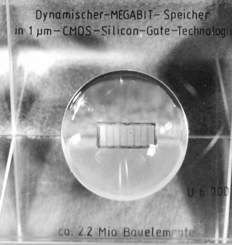 1-Megabit-Speicherchip des VEB Forschungszentrums Mikroelektronik Dresden (Foto Bundesarchiv, Bild 183-1988-0912-038 / CC-BY-SA 3.0)
