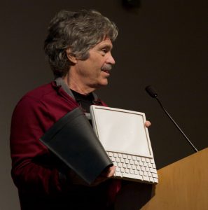 Alan Kay mit einem Modell des DynaBook