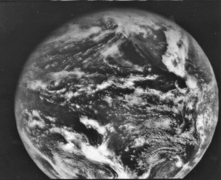 Das erste Erdfoto eines geostationären Satelliten (ATS-1) vom 11. Dezember 1966