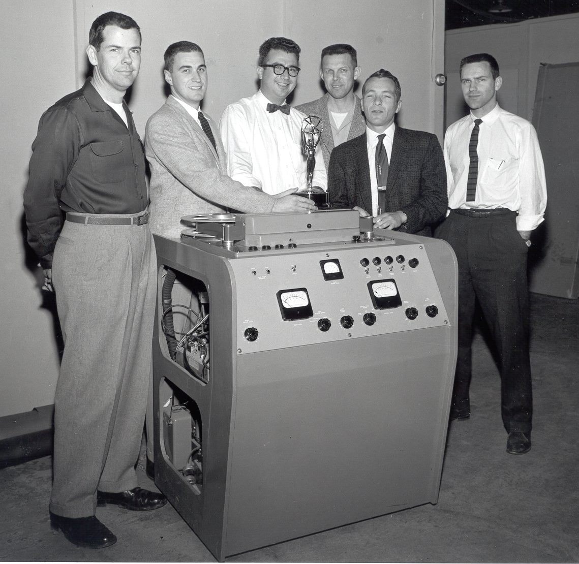 Das Ampex-Team mit seinem Rekorder; Zweiter von links ist Ray Dolby (Foto Ampex)