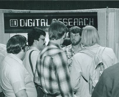 Gary Kildall1979 auf einer IT-Messe (Foto Computer History Museum)