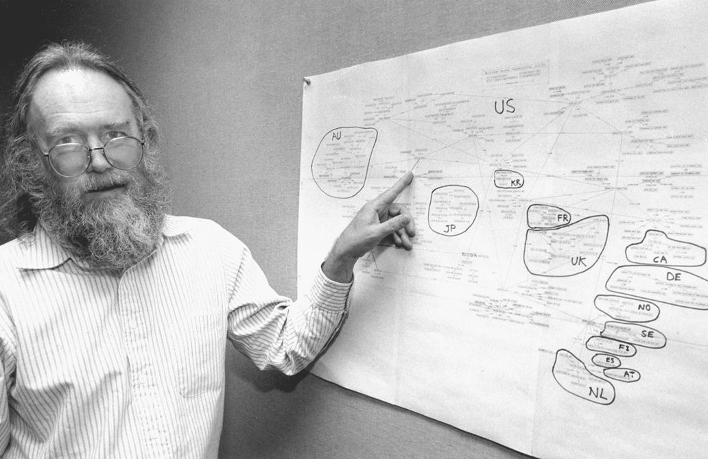 Jon Postel mit seinen Länder-Domains - rechts erkennt man "de". (Photo Irene Fertik, USC News Service. © 1994, USC)