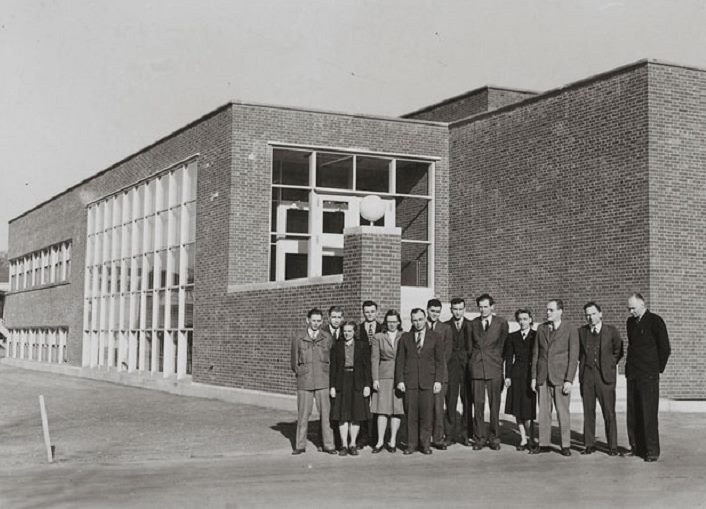 Das "Computation Laboratory" in Harvard. Ganz rechts steht Howard Aiken, Vierte von links ist Grace Hopper. (Foto Harvard University)